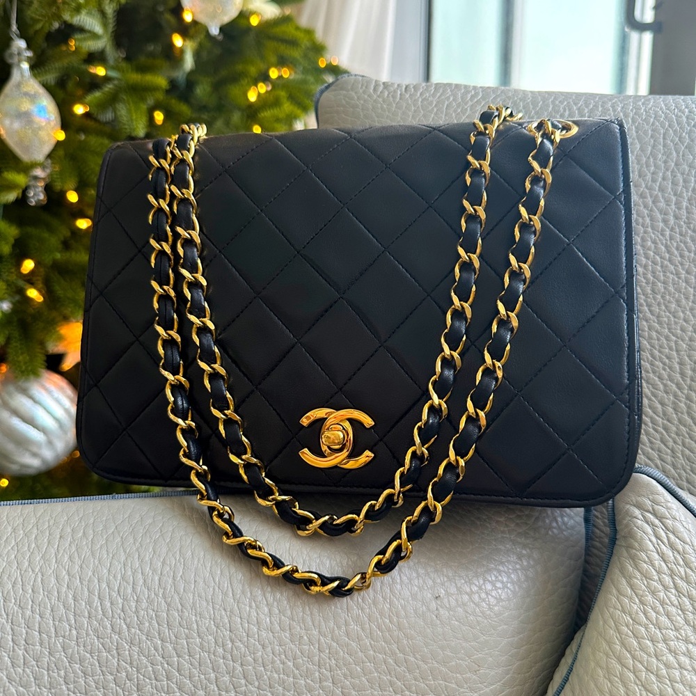 CHANEL Black Quilted Lambskin Flap Bag with Gold Chain